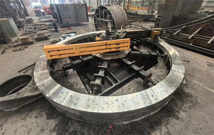 Fresadoras circulares portátiles de 4500 mm en el proceso de fabricación de grúas pórtico
