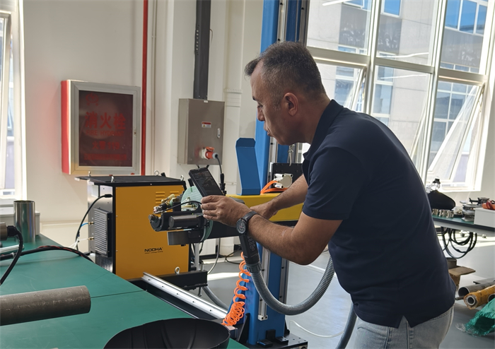 Un cliente de Turqu&iacute;a visit&oacute; y vio los productos de soldadura de tubo a placa tubular.