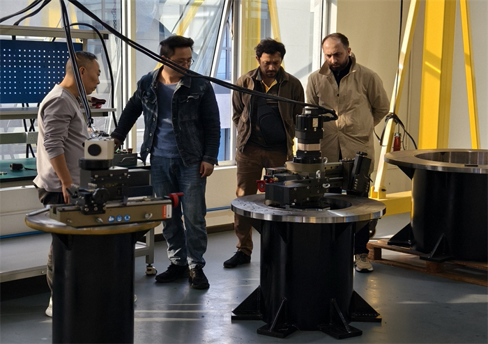 Clientes de Azerbaiy&aacute;n visitaron NODHA para inspeccionar la m&aacute;quina de refrentado de bridas de 3 metros